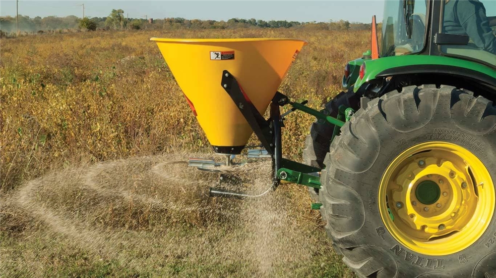 Agricultural fertilizing machinery tractor truck manure fertilizer spreader